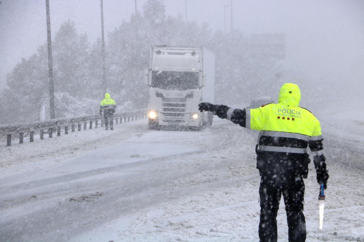 Desviament de camions a l'A-2 a la Panadella per la nevada