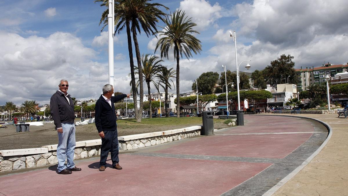 Santiago González y Francisco Leal, en el paseo marítimo del Palo.