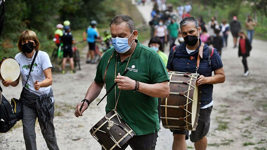 Un centenar de personas marchan contra el parque eólico del Castrove