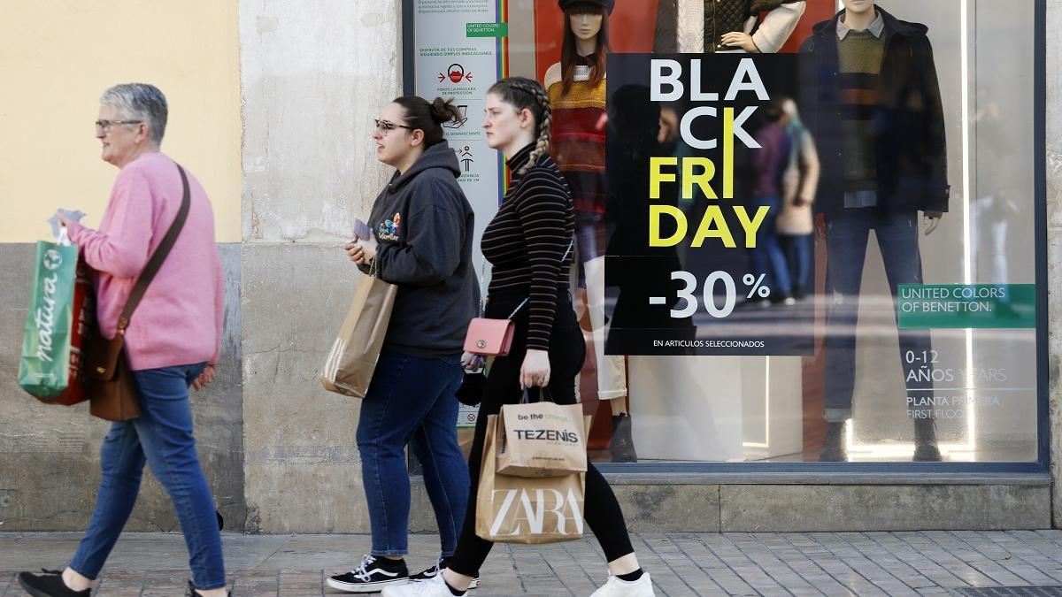 Compras en la campaña del Black Friday en el Centro de Málaga.