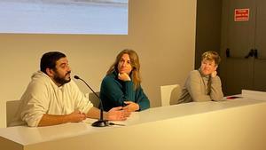 Los artistas Mohamed L’Ghacham y Kris Ubach, junto a la concejal de Cultura de Mataró, Heidi Pérez