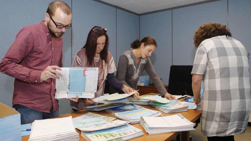 Los miembros del jurado. Desde la izquierda, Miguel Conde, por FARO; Mabel Ayo, por FCC; Amaia Mauleón, por Vigo Convention Bureau; y Carla del Río, por FCC. // FdV