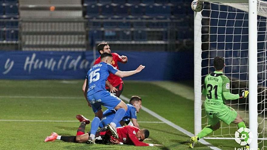 Abdón impactó en el palo un balón en la primera parte.