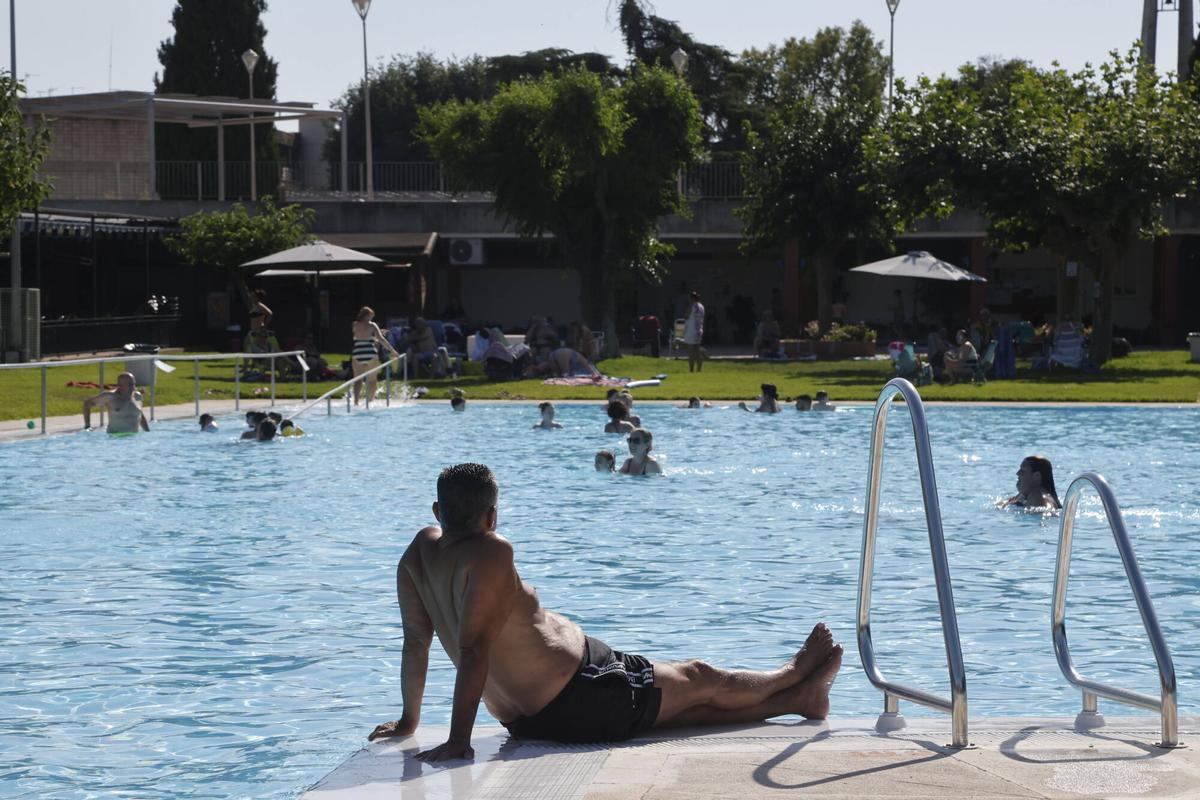 Decenas de cordobeses desafían al calor con el primer chapuzón del año