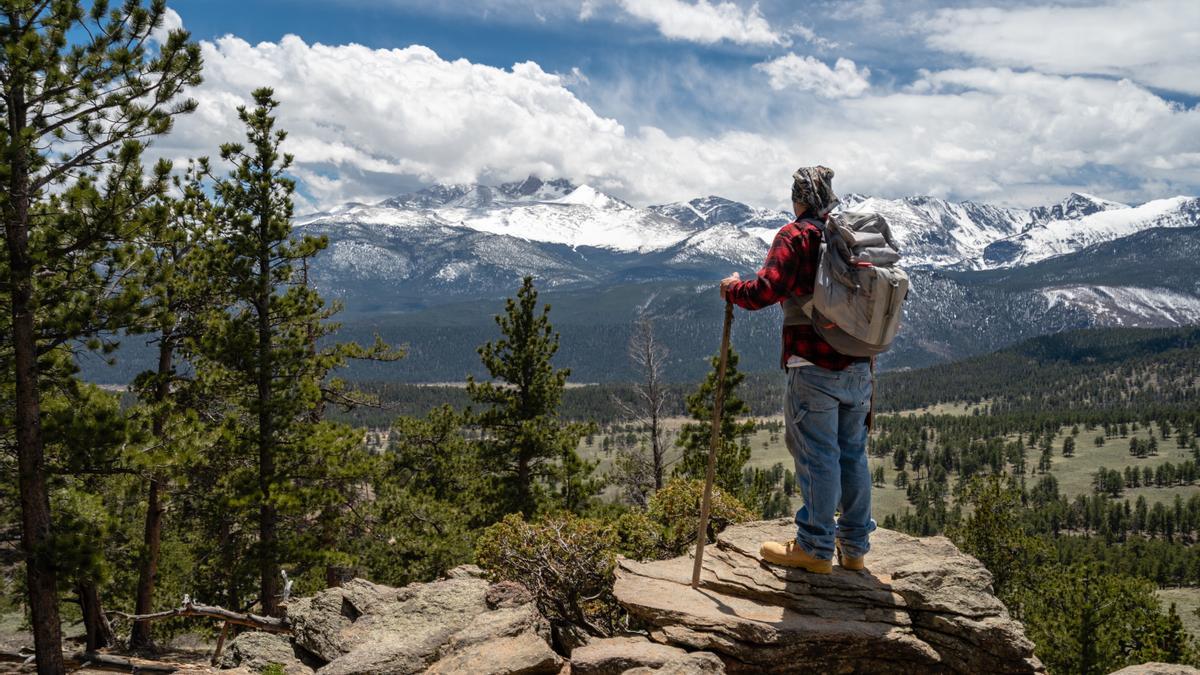 Un excursionista en el parque nacional de las Montañas Rocosas (Estados Unidos).