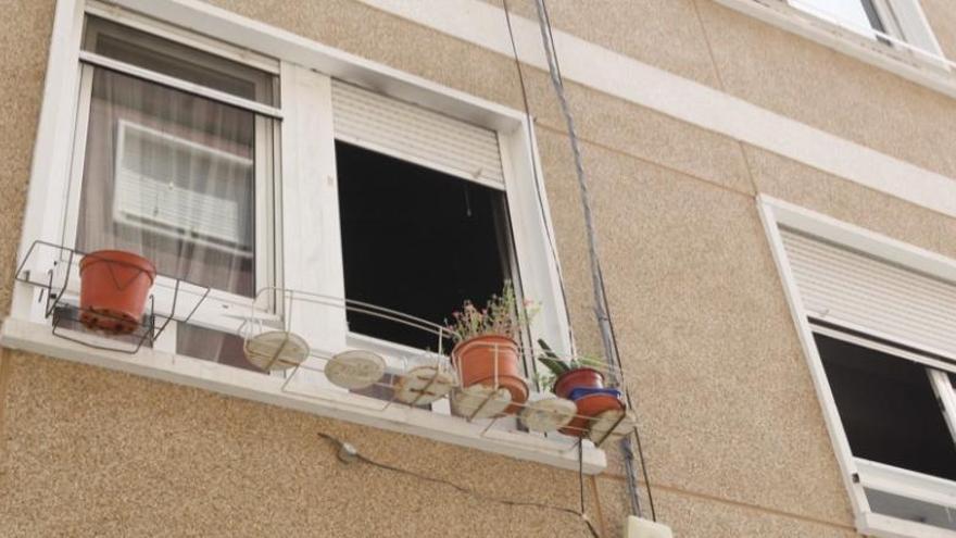 Ventana de la vivienda quemada.