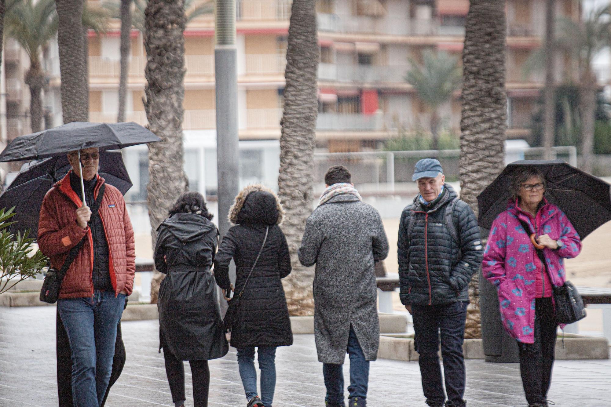 Día de frío y lluvia en Torrevieja