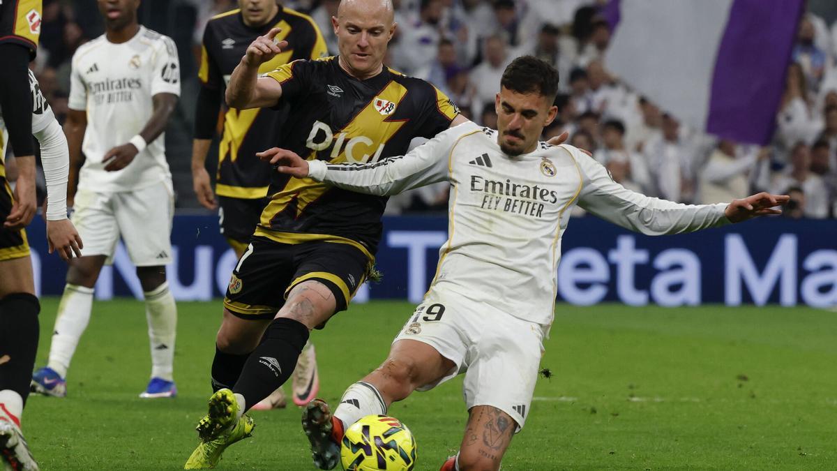 El futuro de Dani Ceballos sigue siendo uno de los asuntos que más expectación genera en este mercado de fichajes. El centrocampista aún no ha definido cuál será su próximo destino y, mientras tanto, varios clubes continúan trabajando para hacerse con sus servicios de cara a la próxima temporada. Según ha informado el periodista Matteo Moretto, el entrenador Míchel está realizando un importante esfuerzo para convencer al futbolista. El técnico mantiene un contacto prácticamente diario con Ceballos y le traslada de primera mano el proyecto deportivo, con el objetivo de que acepte la propuesta del Ajax y se convierta en una de las piezas clave de su equipo. Pese a la insistencia del entrenador, la postura del internacional español no ha cambiado. Su prioridad sigue siendo regresar al Real Betis, el club donde se formó y debutó como profesional. El conjunto verdiblanco continúa ocupando un lugar especial para el jugador, que vería con muy buenos ojos volver a vestir esa camiseta si las condiciones de la operación lo permiten. No obstante, el posible regreso de Ceballos al Betis dependerá también de que ambas entidades puedan alcanzar un acuerdo económico que satisfaga a todas las partes. Mientras tanto, el Ajax sigue intentando aprovechar la situación y confía en que el trabajo de Míchel pueda ser determinante para cambiar la decisión del futbolista. Las próximas semanas se presentan decisivas para resolver el futuro del centrocampista. Aunque el interés del Ajax es firme y el técnico no cesa en sus intentos por convencerle, todo apunta a que el deseo de Dani Ceballos continúa siendo volver al Real Betis, una opción que, por el momento, sigue encabezando sus preferencias de cara a la próxima temporada.