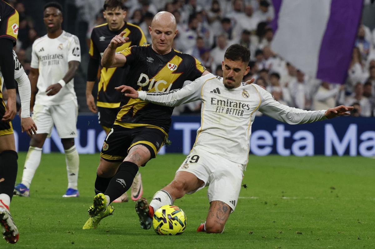 MADRID, 01/02/2026.- El centrocampista del Real Madrid Dani Ceballos (d) disputa un balón con el delantero del Rayo Vallecano Isi Palazón (i) durante el partido de LaLiga que enfrenta al Real Madrid y al Rayo Vallecano, este domingo, en el Santiago Bernabéu. EFE/ J.J.Guillén