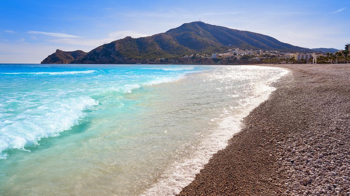 La playa de cantos rodados y aguas cristalinas perfecta para un día de relax en la provincia de Alicante