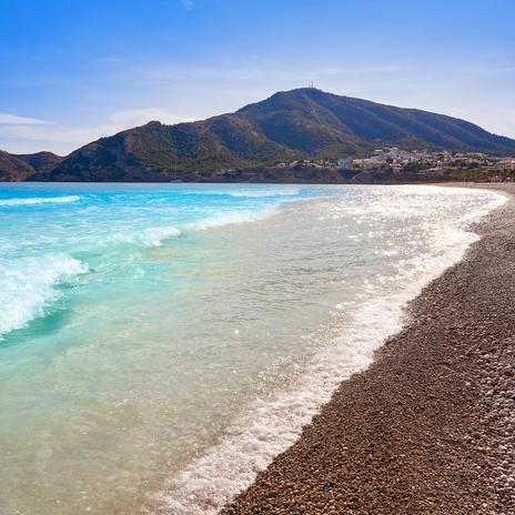 La playa de cantos rodados y aguas cristalinas perfecta para un día de relax en la provincia de Alicante