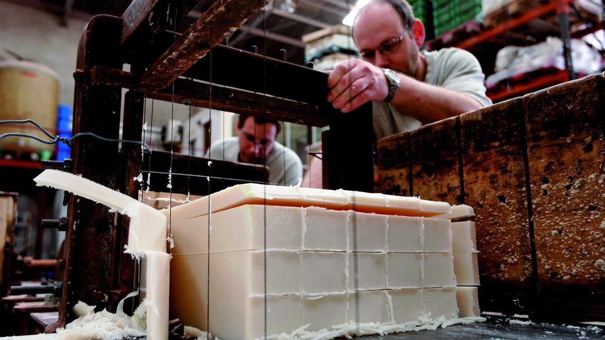 La compañía mantiene viva la filosofía de la producción del jabón.