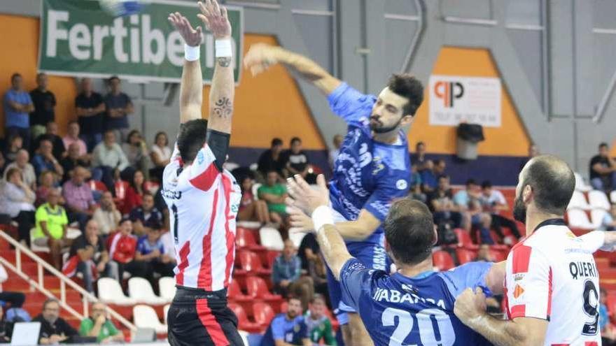 David Chapela lanza a portería ayer en el partido contra el Puerto Sagunto. // Cortesía de Pepa Conesa