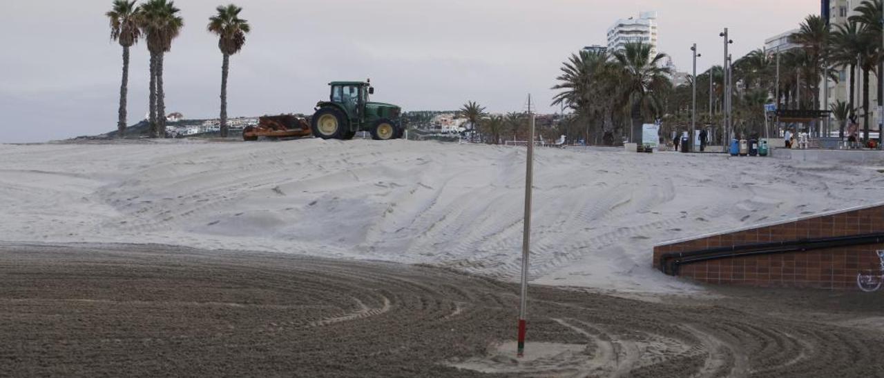 Imagen de ayer de los trabajos para nivelar la arena de la playa de San Juan, que han empezado esta semana y se prolongarán unos quince días.