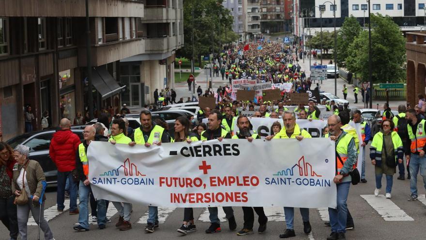 La marcha por el futuro de Saint-Gobain, el pasado año, de  camino hacia el Ayuntamiento. | LUISMA MURIAS