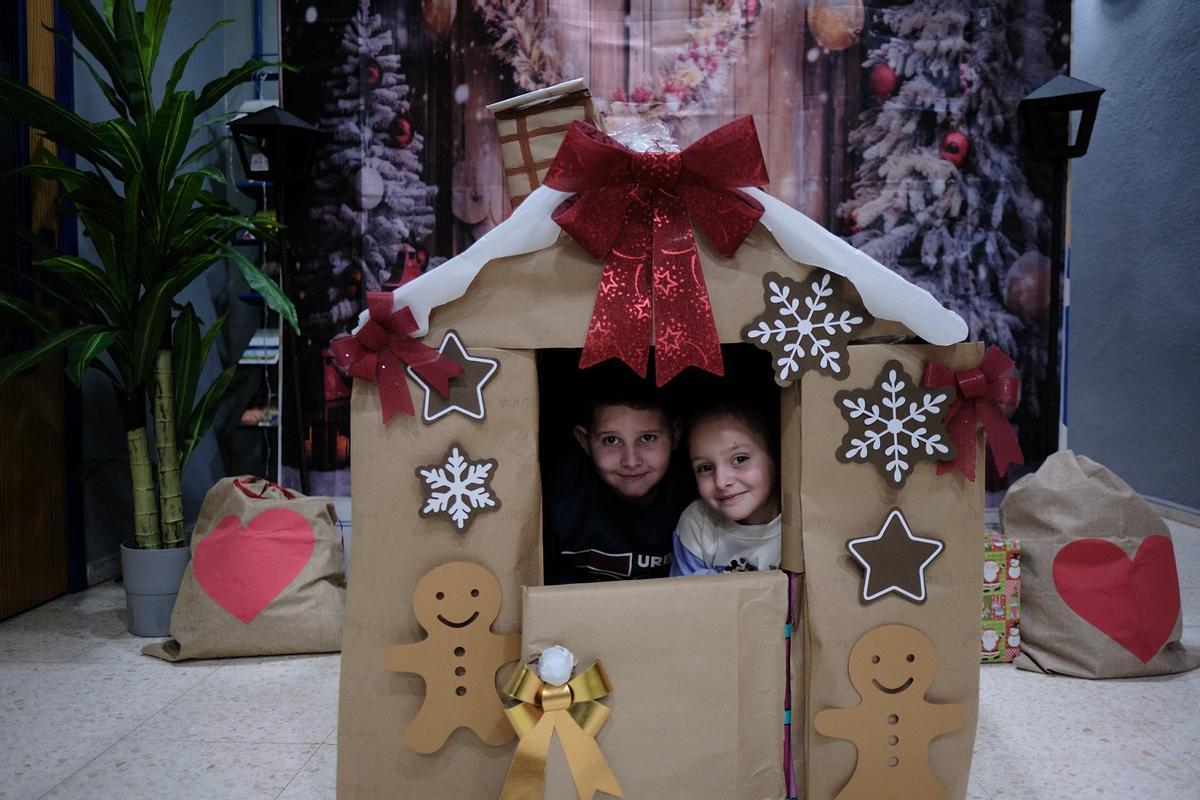 Los hermanos Briana y Adrián, ayer en la sede de Inpavi Málaga.