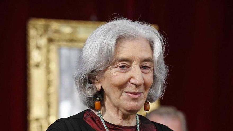 La poeta Clara Janés, con el título que la acredita como nuevo miembro de la Real Academia Española (RAE).