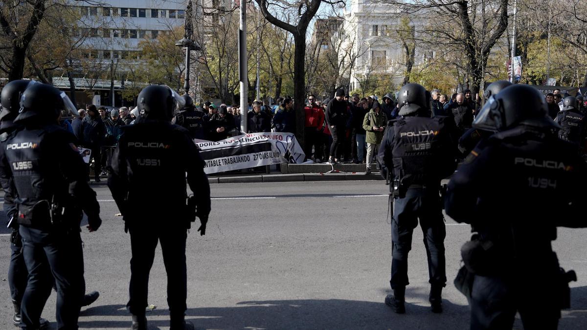 Concentración en Madrid de pescadores contra el recorte de días en el mar de Bruselas.