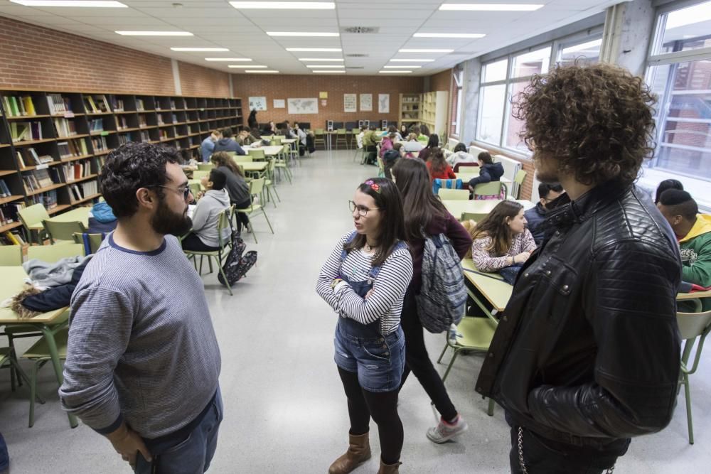 Un bibliotecari a l'IES Benicalap de València