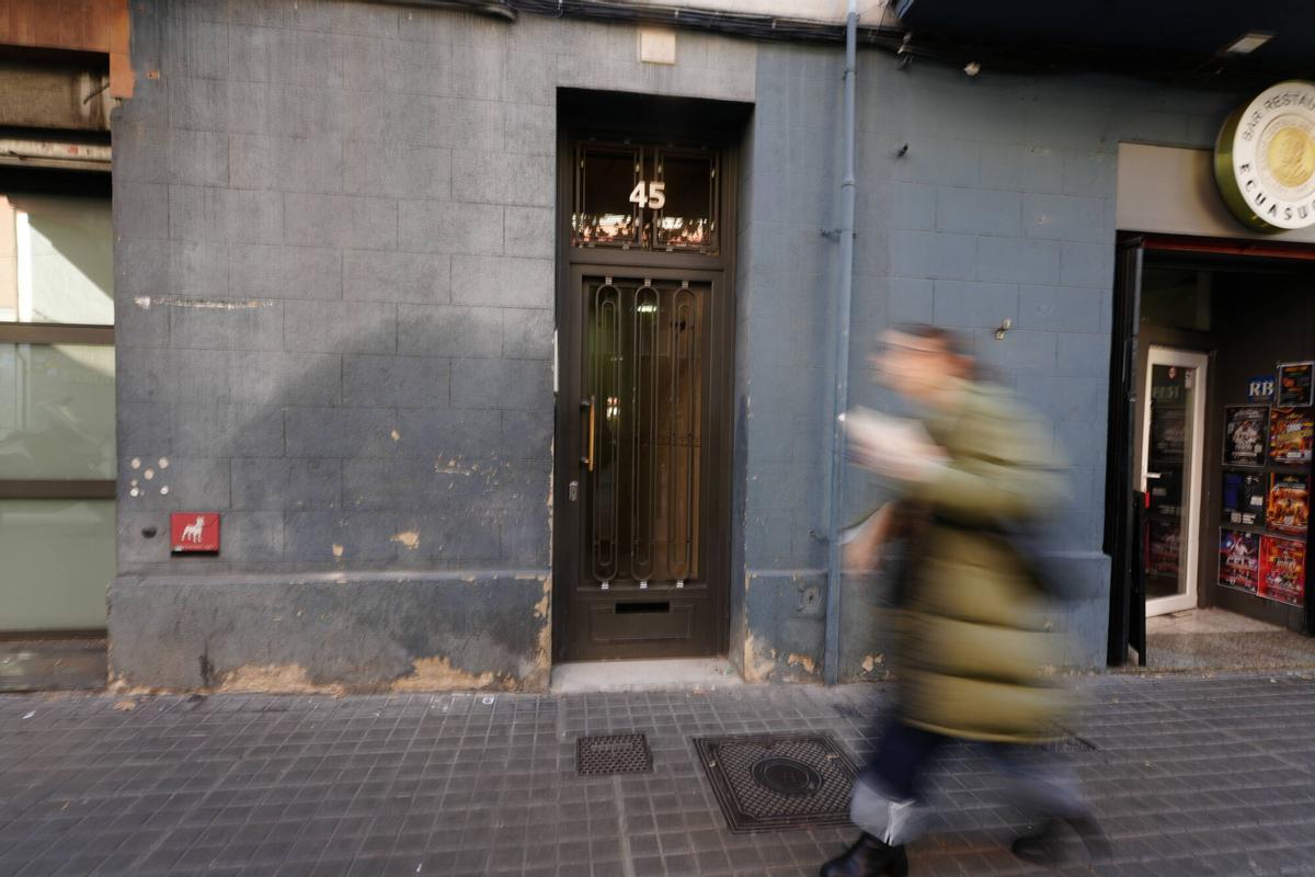 Una mujer ha sido asesinada por su pareja en un piso de la calle Santa Eulalia de l’Hospitalet, este martes.