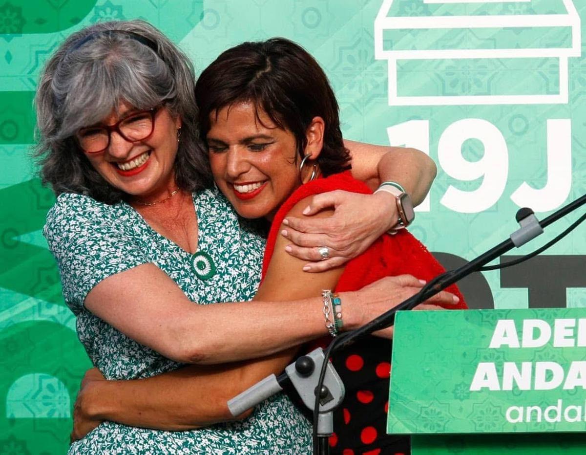 Pilar González, en un acto juto a Teresa Rodríguez, fundadora de Adelante Andalucía.