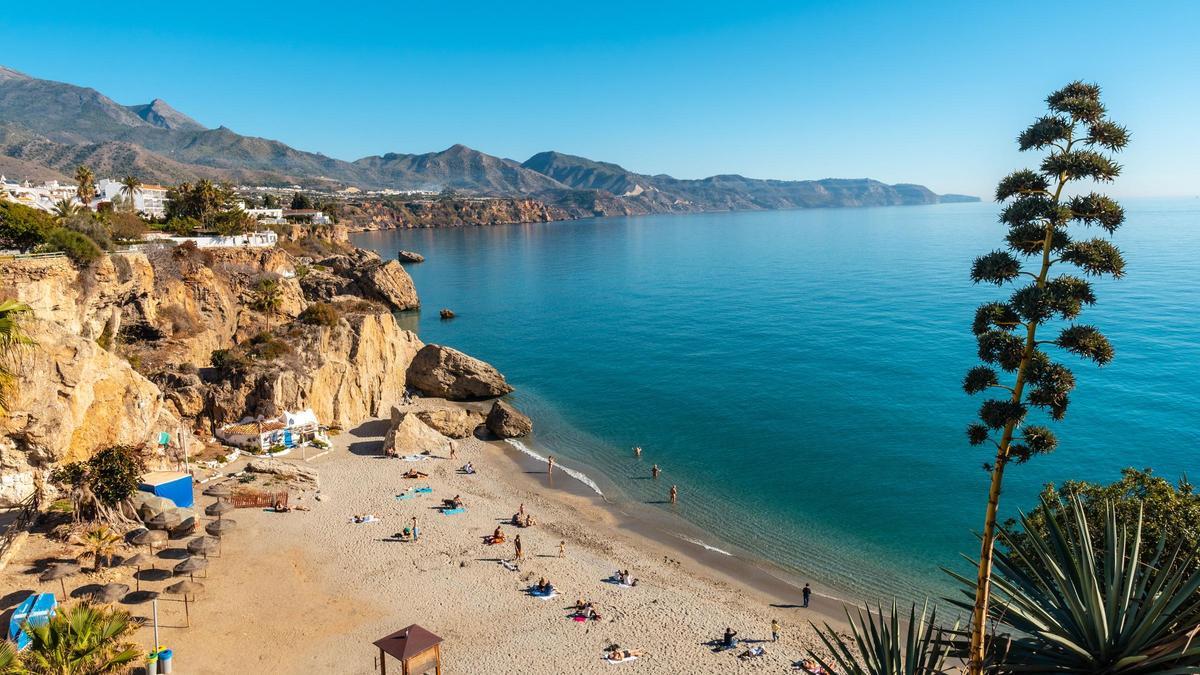 La playa más curiosa de Andalucía está en Málaga.