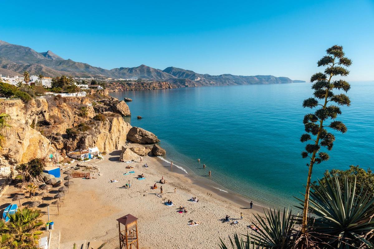 La playa más curiosa de Andalucía está en Málaga.