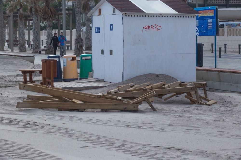Vecinos de Playa de San Juan denuncian el abandono de las sillas de los socorristas