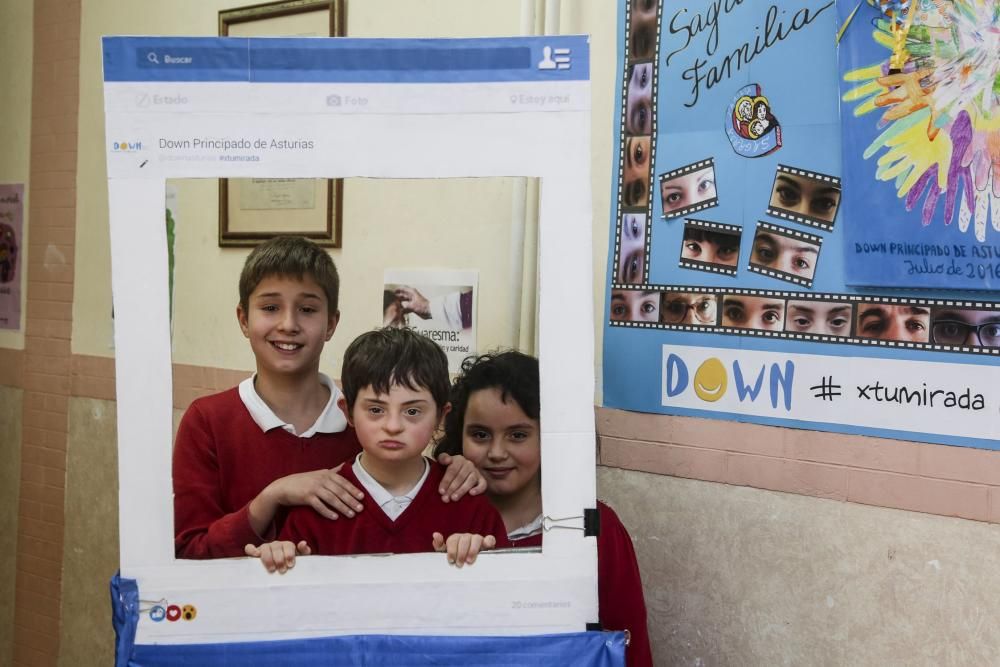 Actividad con niños con síndrome de Down en el colegio Sagrada Familia de Oviedo