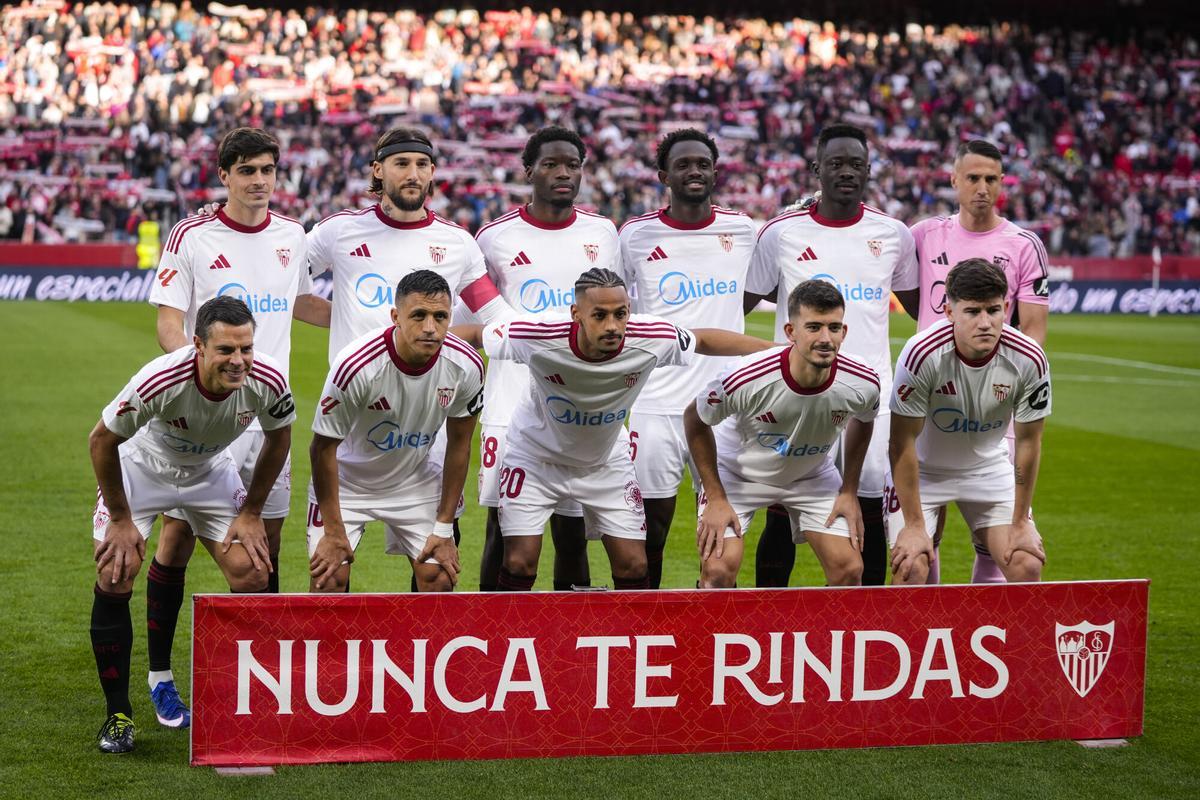Los jugadores del Sevilla FC posan antes del partido en el Ramón Sánchez-Pizjuán contra el Rayo Vallecano correspondiente a la jornada 27 de LaLiga EA Sports