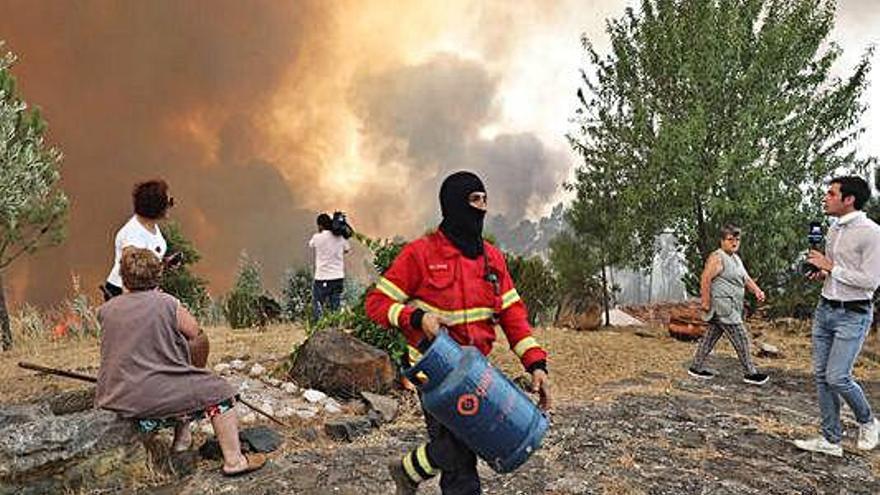 Portugal lucha contra el incendio más complicado del verano