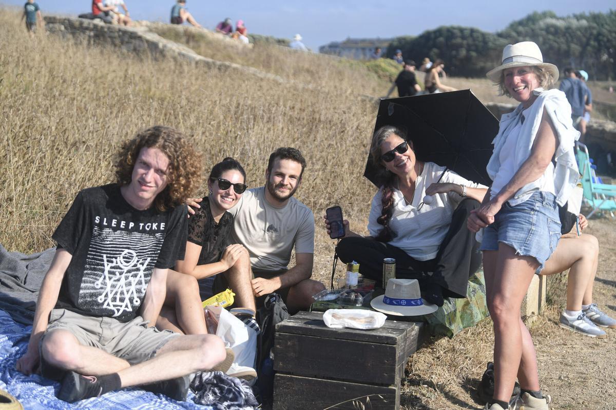 La Torre de Hércules contó con numerosas personas que quisieron ver y captar el eclipse.