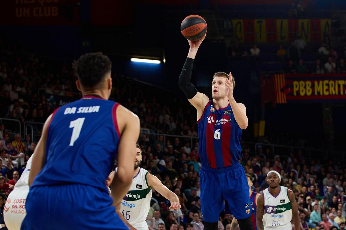 Vesely lanza a canasta ante Unicaja, en el duelo del Palau