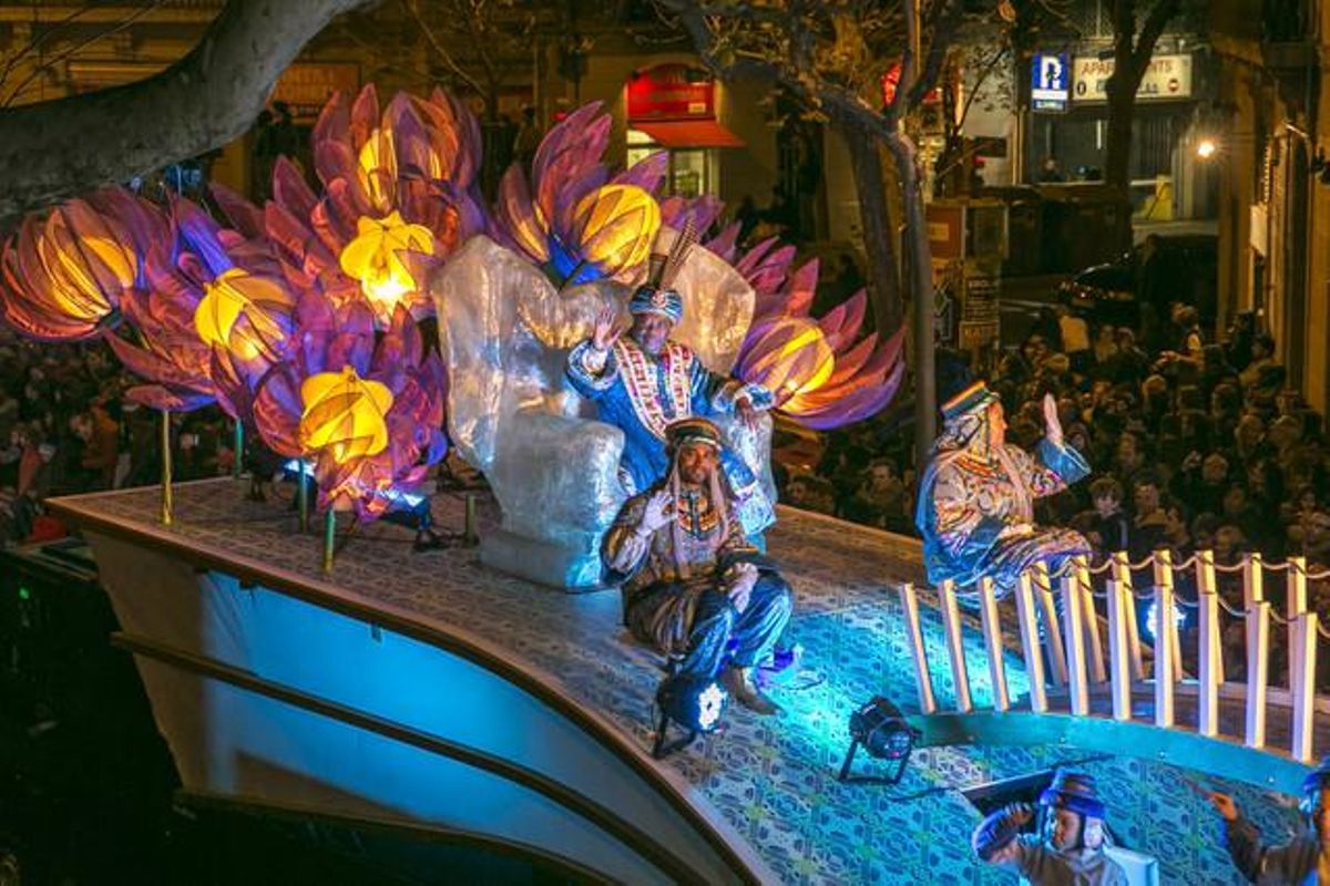 La carrossa del rei Baltasar en la cavalcada dels Reis Mags a Barcelona.