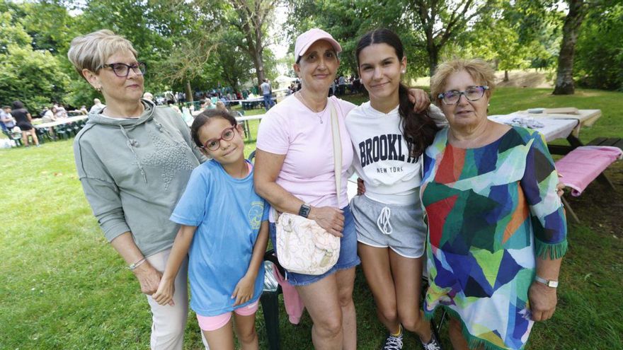 Piedras Blanca. Pregón del Día de Castrillón de las fiestas, a cargo de Nacho Nuevo, presidente del Hispano. A la derecha, María Fernández, Celia Menéndez, Rocío Menéndez, Sara Menéndez y Blanqui González, durante la celebración. | LUISMA MURIAS