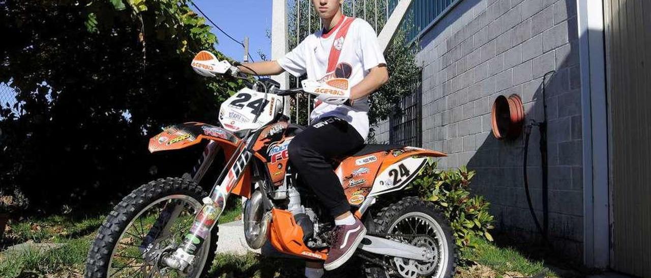 Hugo Pérez es tan buen piloto de motocross como delantero centro. // Bernabé/Javier Lalín