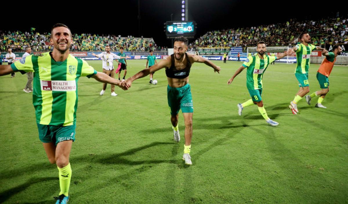 Oier Sanjurjo, a la izquierda, celebrando el pase a la Europa League.