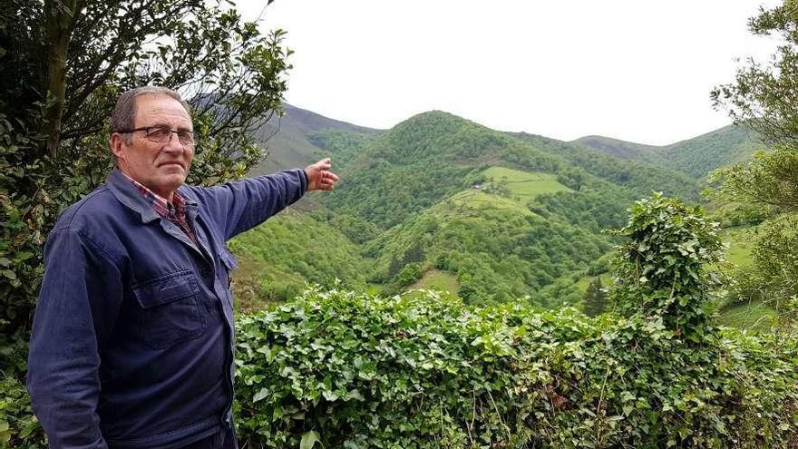 Fidel Rodríguez señala, desde Castanedo, el pueblo de Barandón.