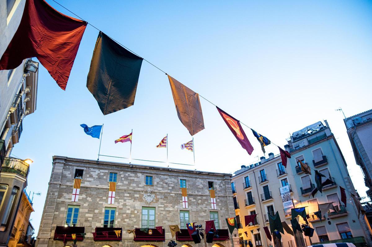 La plaça Major decorada amb banderoles per celebrar la fira medieval