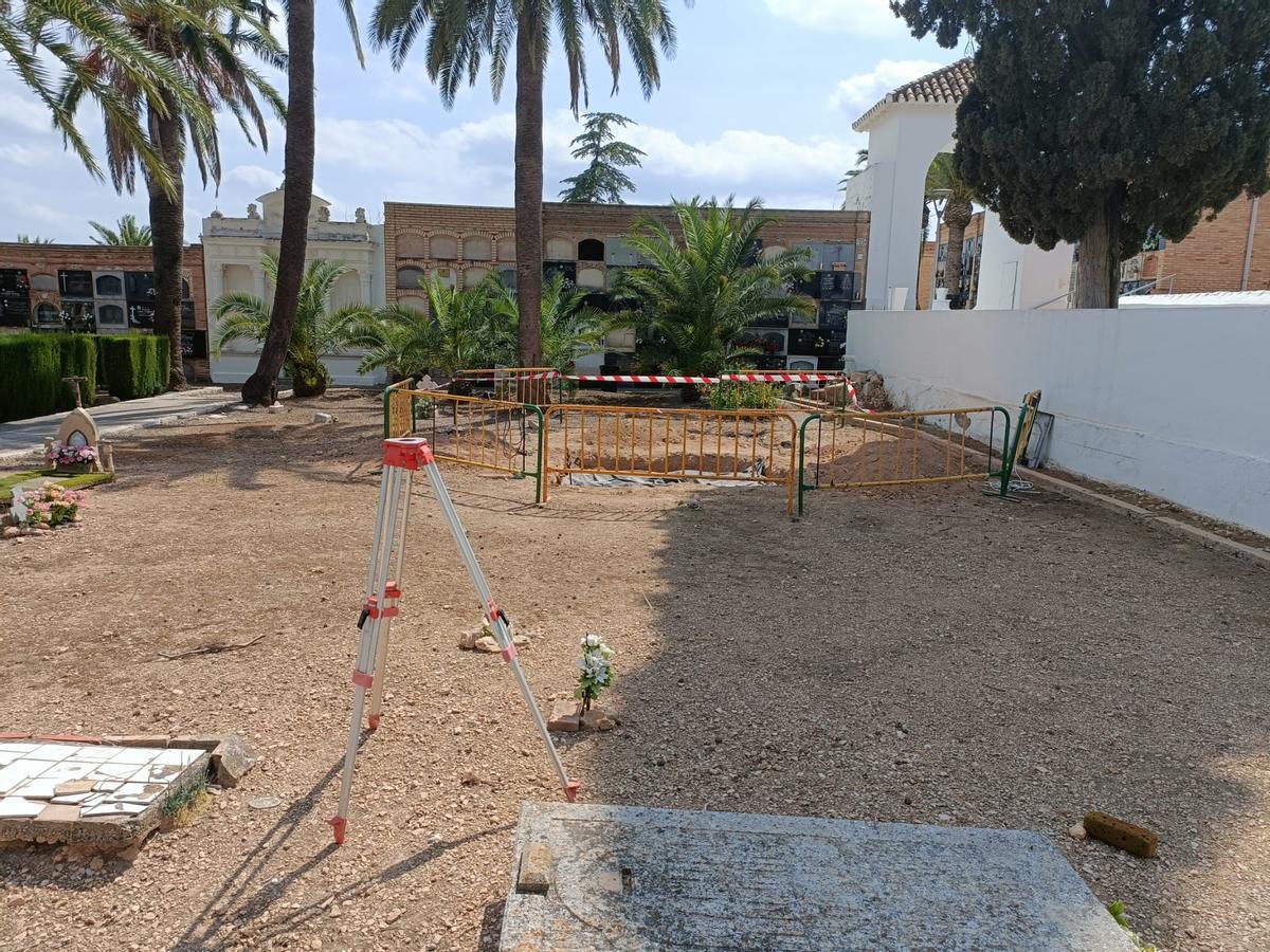 Cementerio municipal de Llíria donde está llevándose a cabo la exhumación de la fosa común.