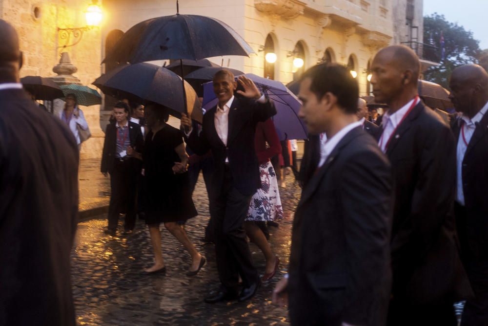 Los Obama visitan La Habana Vieja.