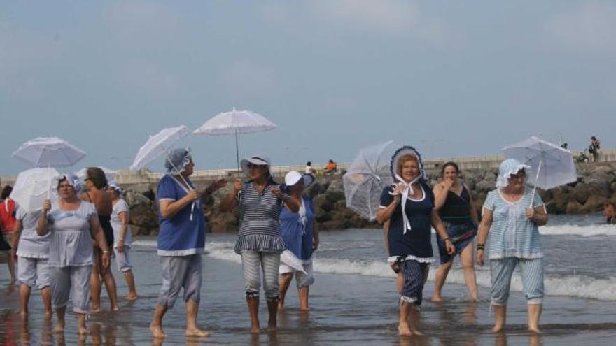 Las mujeres, con sus bañadores de época, ayer en la playa de Candás.