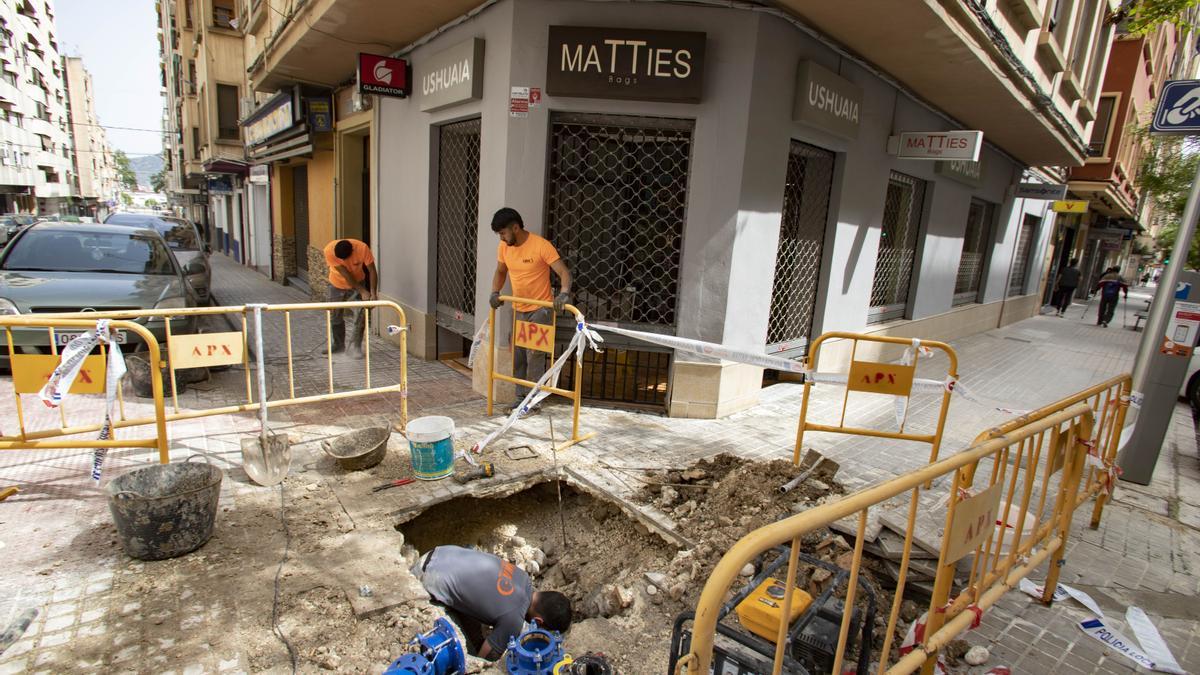 Xàtiva. Rotura de una tubería de agua potable en la calle República Argentina con Cerdán de Tallada