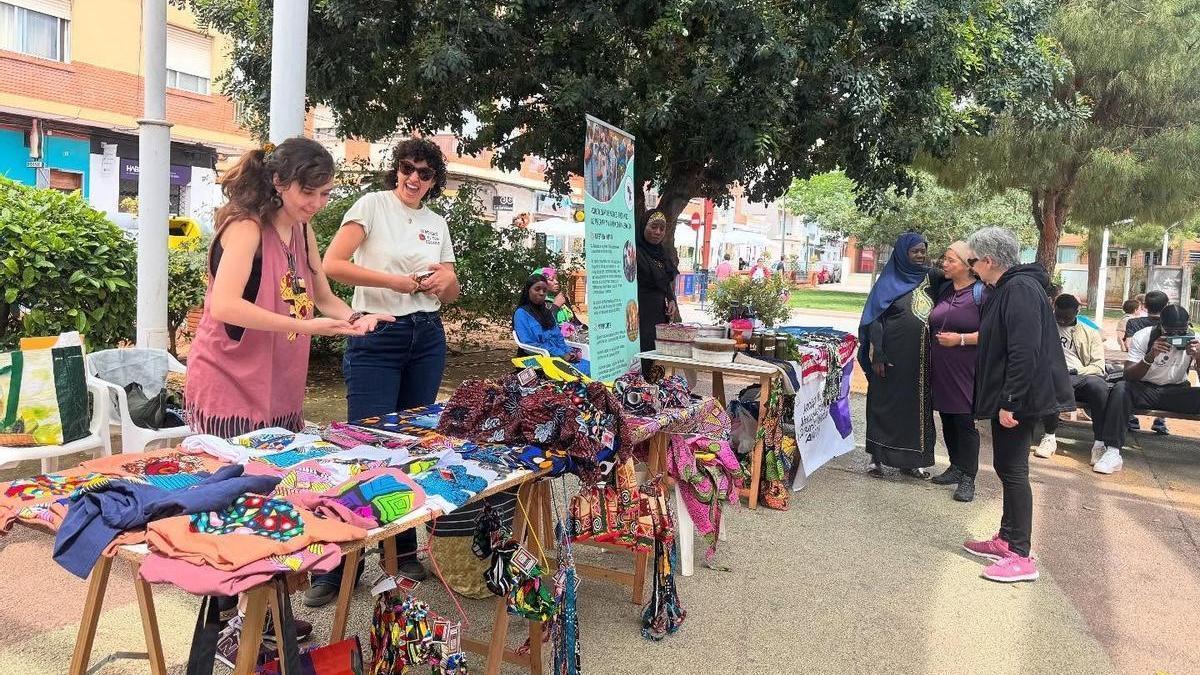 El festival contó con un mercado solidario.