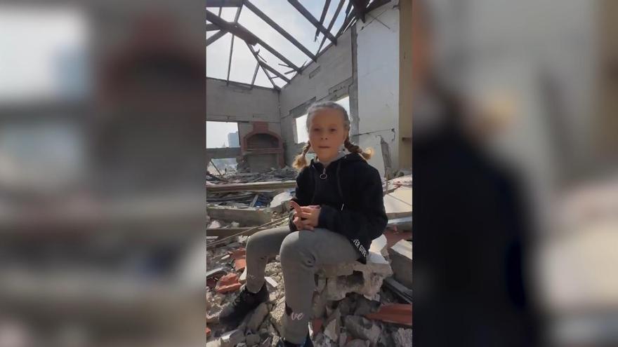 Esta niña palestina finalmente regresa a su casa tras el alto al fuego en Gaza