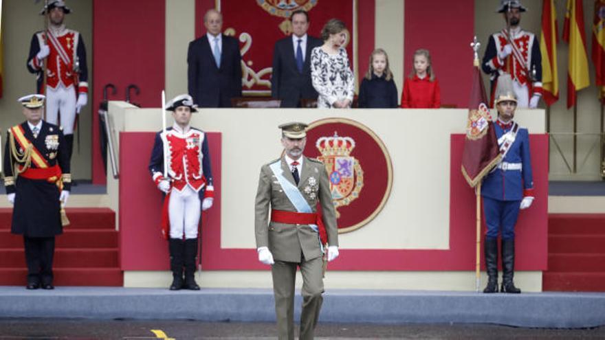 El rey preside el desfile militar por el Día de la Hispanidad