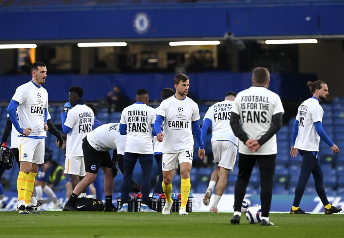 Los jugadores del Brighton salieron a calentar antes del partido ante el Chelsea con camisetas en contra de la Superliga