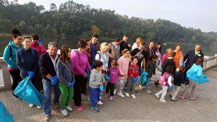 Participantes en la ruta de limpieza. // A. Hernández