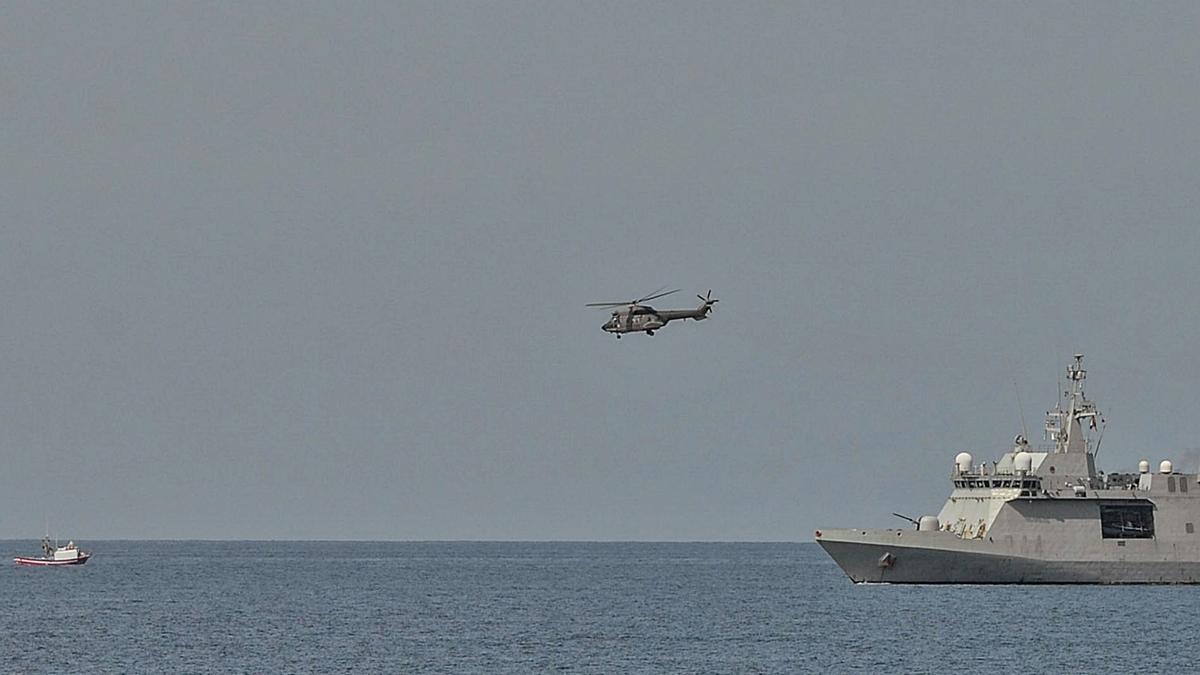 El buque ‘Tornado’ de la Armada y el helicóptero del SAR realizan el ejercicio en aguas de El Pajar, donde había otra embarcaciones de Aduanas. | | JOSÉ CARLOS GUERRA