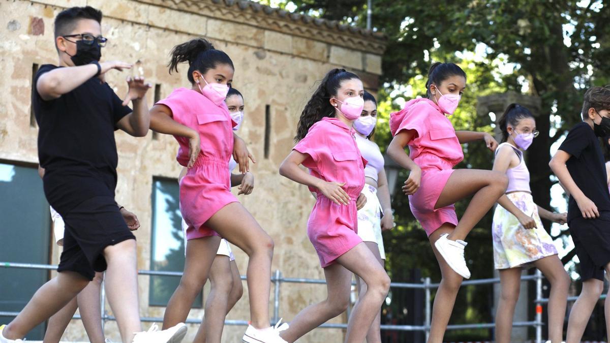 Los niños de la escuela de baile Escena, en plena actuación